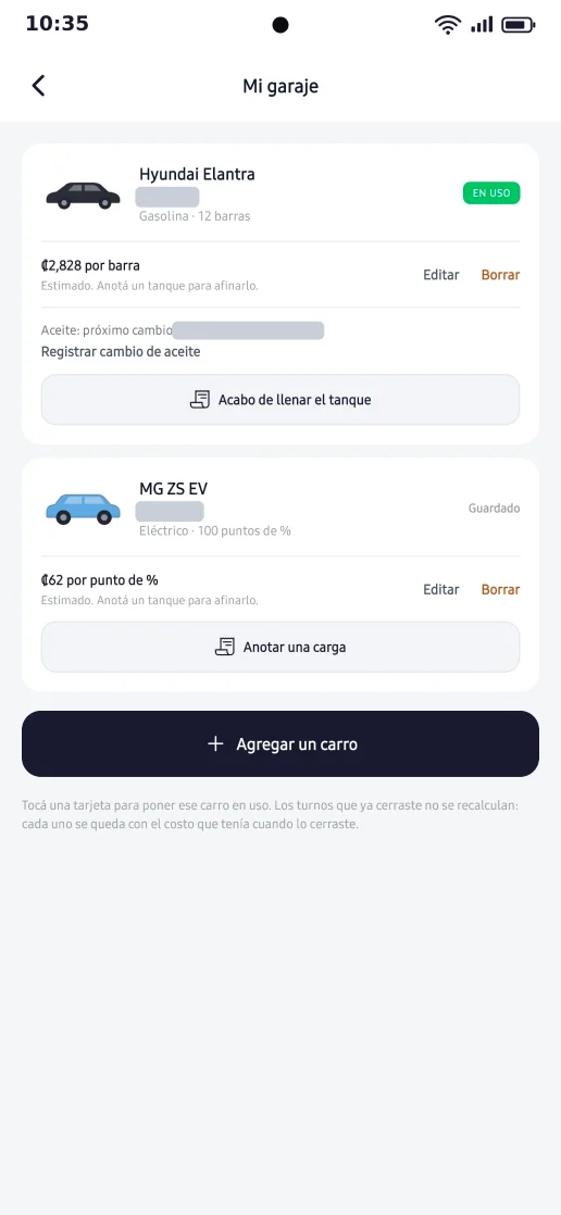 Pantalla Mi garaje de la app, con dos carros: uno a gasolina, con su costo por barra del tanque, y uno eléctrico, con su costo por punto de batería. Cada carro muestra su aceite y un botón para anotar un tanque o una carga, y abajo está el botón para agregar un carro. Las placas están tapadas.